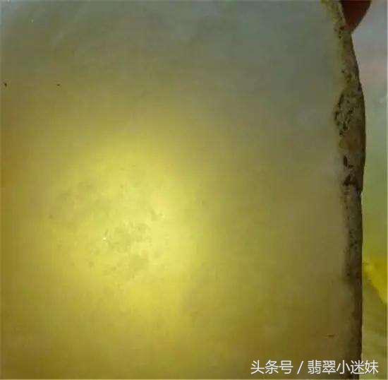 翡翠原石打灯里面是红色翡翠原石灯照颜色-第12张图片-翡翠网 翡翠原石打灯里面是红色翡翠原石灯照颜色-第12张图片-翡翠网