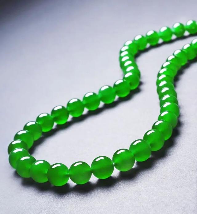 高档翡翠原石手串,过百万的籽料手串-第2张图片-翡翠网 高档翡翠原石手串,过百万的籽料手串-第2张图片-翡翠网