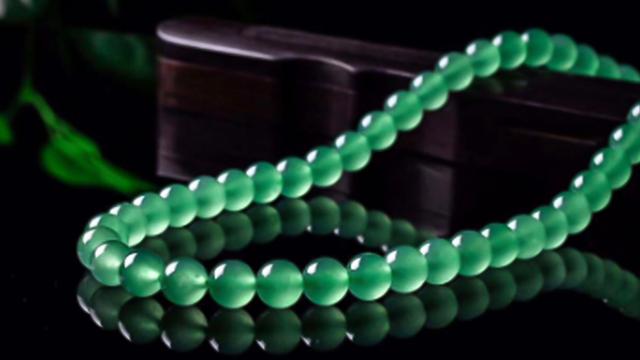 高档翡翠原石手串,过百万的籽料手串-第4张图片-翡翠网 高档翡翠原石手串,过百万的籽料手串-第4张图片-翡翠网