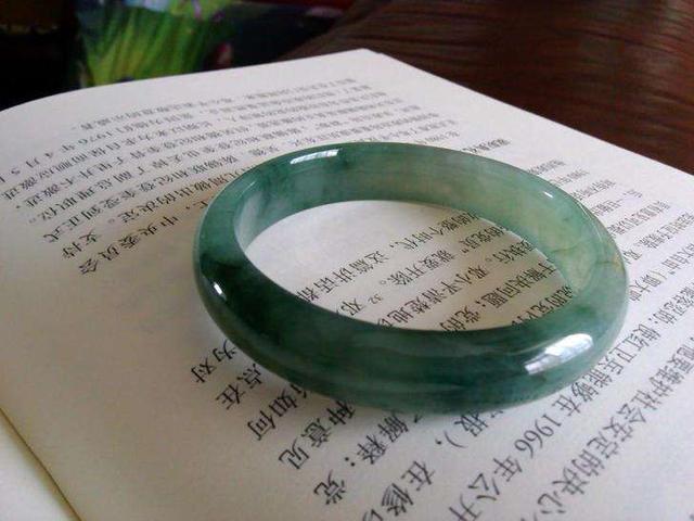油青的翡翠手镯怎么样,油青种翡翠手镯价格及图片-第4张图片-翡翠网 油青的翡翠手镯怎么样,油青种翡翠手镯价格及图片-第4张图片-翡翠网
