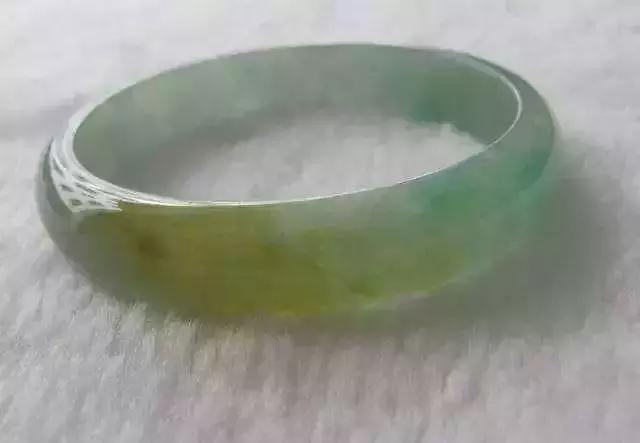 翡翠处理手镯可以戴吗翡翠手镯带着发黄是怎么回事-第1张图片-翡翠网 翡翠处理手镯可以戴吗翡翠手镯带着发黄是怎么回事-第1张图片-翡翠网