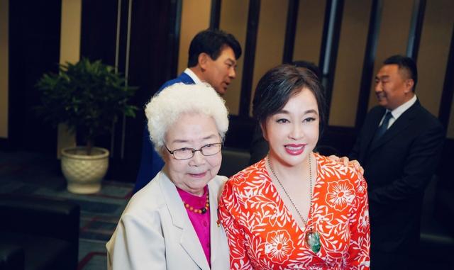 翡翠手镯宽版正圈戴52的,翡翠超宽手镯-第1张图片-翡翠网 翡翠手镯宽版正圈戴52的,翡翠超宽手镯-第1张图片-翡翠网