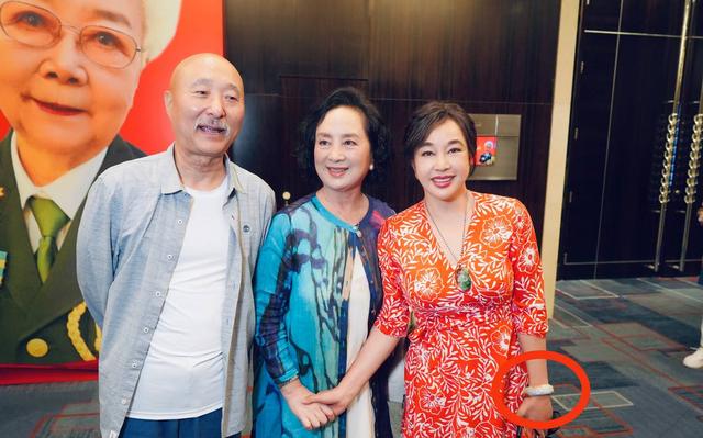 翡翠手镯宽版正圈戴52的,翡翠超宽手镯-第2张图片-翡翠网 翡翠手镯宽版正圈戴52的,翡翠超宽手镯-第2张图片-翡翠网