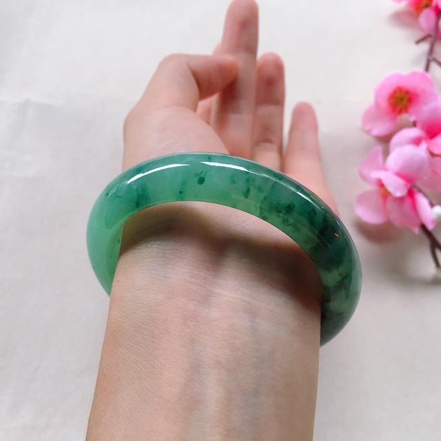 2800元左右的翡翠手镯,春带彩翡翠手镯-第2张图片-翡翠网 2800元左右的翡翠手镯,春带彩翡翠手镯-第2张图片-翡翠网