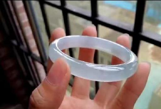 2800元左右的翡翠手镯,春带彩翡翠手镯-第4张图片-翡翠网 2800元左右的翡翠手镯,春带彩翡翠手镯-第4张图片-翡翠网