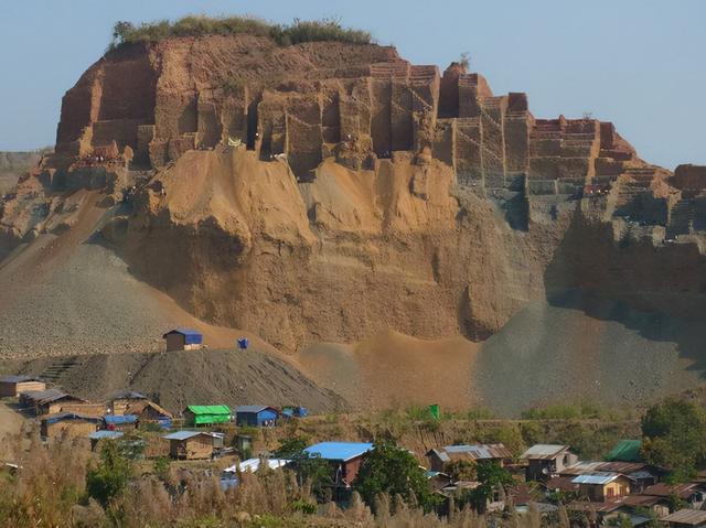 为什么缅甸翡翠不值钱,缅甸翡翠原石-第2张图片-翡翠网 为什么缅甸翡翠不值钱,缅甸翡翠原石-第2张图片-翡翠网