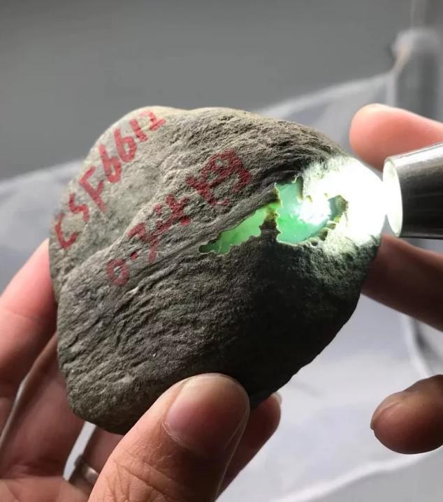 为什么缅甸翡翠不值钱,缅甸翡翠原石-第10张图片-翡翠网 为什么缅甸翡翠不值钱,缅甸翡翠原石-第10张图片-翡翠网