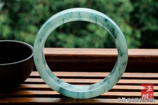 介绍飘花翡翠手镯,翡翠飘花是什么意思-第1张图片-翡翠网