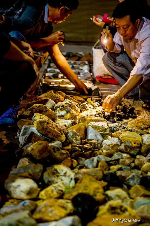 翡翠原石的特点南齐翡翠原石的特点-第1张图片-翡翠网 翡翠原石的特点南齐翡翠原石的特点-第1张图片-翡翠网