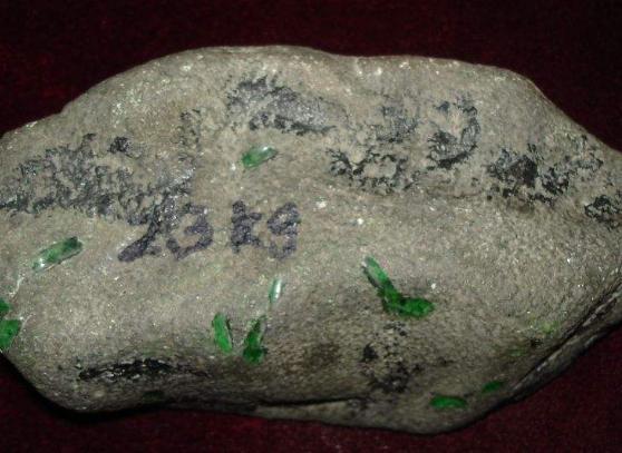 翡翠蒙包上的字母,翡翠原石上的字母-第2张图片-翡翠网 翡翠蒙包上的字母,翡翠原石上的字母-第2张图片-翡翠网