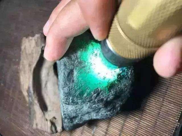 翡翠蒙包上的字母,翡翠原石上的字母-第4张图片-翡翠网 翡翠蒙包上的字母,翡翠原石上的字母-第4张图片-翡翠网