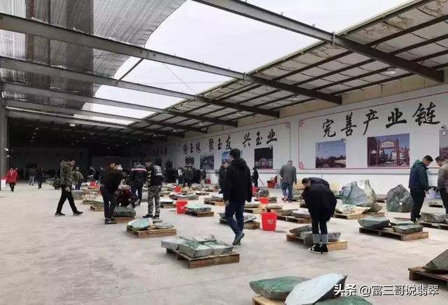 翡翠原石满绿,苏州翡翠原石交易公盘地址-第2张图片-翡翠网 翡翠原石满绿,苏州翡翠原石交易公盘地址-第2张图片-翡翠网