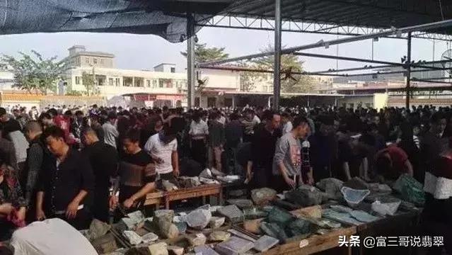 翡翠原石满绿,苏州翡翠原石交易公盘地址-第3张图片-翡翠网 翡翠原石满绿,苏州翡翠原石交易公盘地址-第3张图片-翡翠网