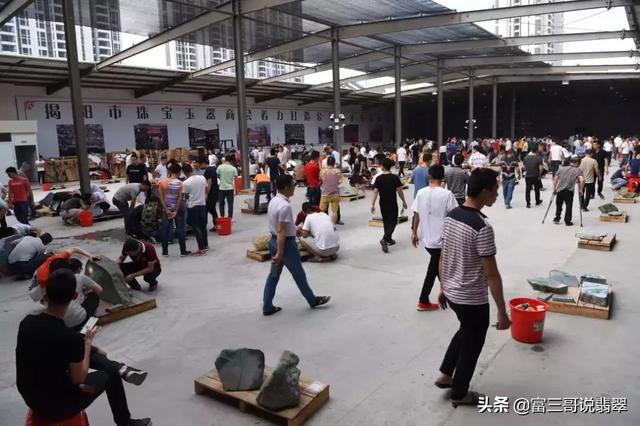 翡翠原石满绿,苏州翡翠原石交易公盘地址-第4张图片-翡翠网 翡翠原石满绿,苏州翡翠原石交易公盘地址-第4张图片-翡翠网