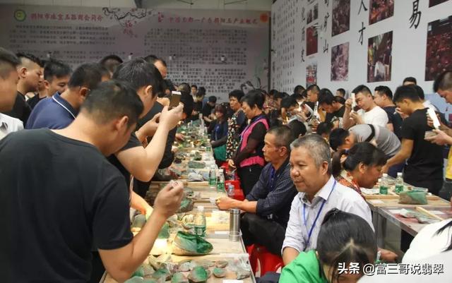 翡翠原石满绿,苏州翡翠原石交易公盘地址-第6张图片-翡翠网 翡翠原石满绿,苏州翡翠原石交易公盘地址-第6张图片-翡翠网