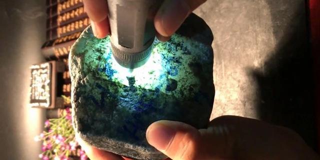 翡翠手镯可以做原石吗网上翡翠原石做镯子能买吗-第4张图片-翡翠网 翡翠手镯可以做原石吗网上翡翠原石做镯子能买吗-第4张图片-翡翠网