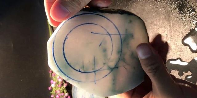 翡翠手镯可以做原石吗网上翡翠原石做镯子能买吗-第6张图片-翡翠网 翡翠手镯可以做原石吗网上翡翠原石做镯子能买吗-第6张图片-翡翠网