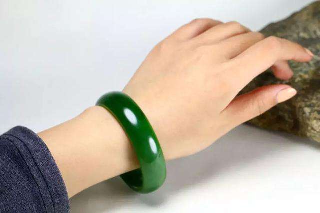 大家说一说你和翡翠手镯的故事吧清代翡翠手镯-第1张图片-翡翠网 大家说一说你和翡翠手镯的故事吧清代翡翠手镯-第1张图片-翡翠网