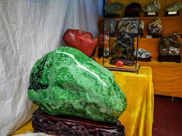 翡翠原石木皮图片,木那杨梅皮红雾出什么-第1张图片-翡翠网 翡翠原石木皮图片,木那杨梅皮红雾出什么-第1张图片-翡翠网