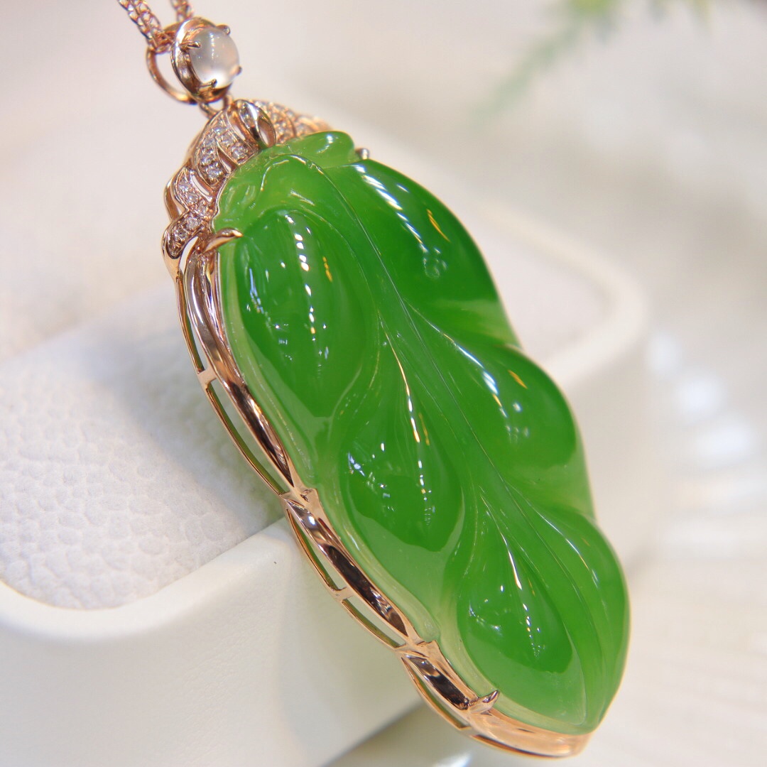 翡翠玉镶金吊坠价格镶嵌翡翠吊坠上有数字-第1张图片-翡翠网 翡翠玉镶金吊坠价格镶嵌翡翠吊坠上有数字-第1张图片-翡翠网