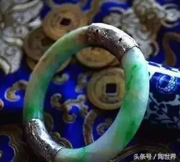 豆种满绿翡翠手镯古董翡翠手镯价格-第2张图片-翡翠网 豆种满绿翡翠手镯古董翡翠手镯价格-第2张图片-翡翠网