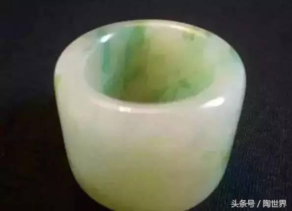 豆种满绿翡翠手镯古董翡翠手镯价格-第7张图片-翡翠网 豆种满绿翡翠手镯古董翡翠手镯价格-第7张图片-翡翠网