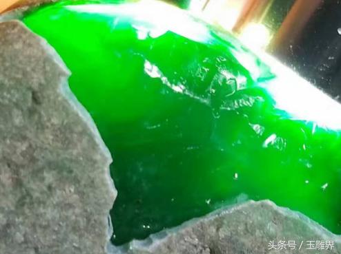 原石手镯带有什么好处,翡翠原石切出来做的手镯有人收吗-第2张图片-翡翠网 原石手镯带有什么好处,翡翠原石切出来做的手镯有人收吗-第2张图片-翡翠网