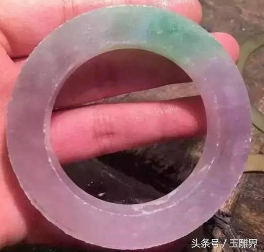 原石手镯带有什么好处,翡翠原石切出来做的手镯有人收吗-第11张图片-翡翠网 原石手镯带有什么好处,翡翠原石切出来做的手镯有人收吗-第11张图片-翡翠网