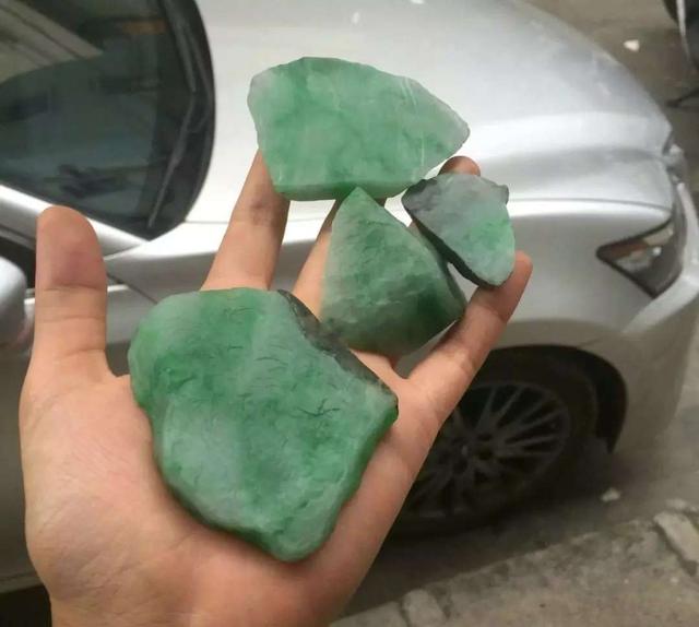 山水牌翡翠谁都可以带吗带色牌子翡翠价格-第4张图片-翡翠网 山水牌翡翠谁都可以带吗带色牌子翡翠价格-第4张图片-翡翠网