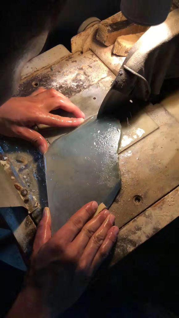 高冰木纳翡翠原石价格,如何挑选翡翠原石-第1张图片-翡翠网 高冰木纳翡翠原石价格,如何挑选翡翠原石-第1张图片-翡翠网