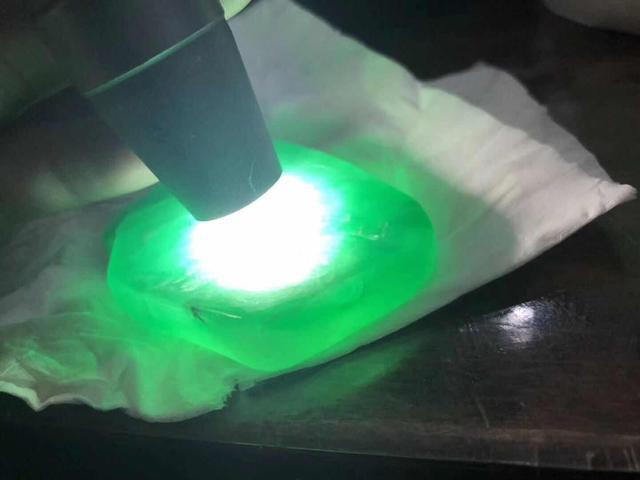 莫湾基各种皮壳表现,莫湾基翡翠原石黑蜡皮-第1张图片-翡翠网 莫湾基各种皮壳表现,莫湾基翡翠原石黑蜡皮-第1张图片-翡翠网