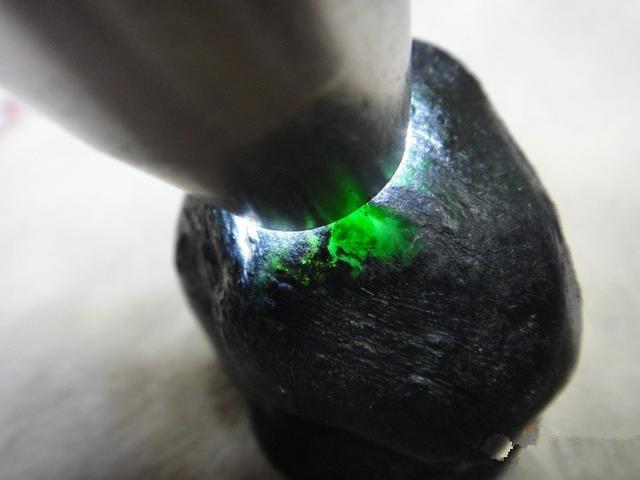 莫湾基各种皮壳表现,莫湾基翡翠原石黑蜡皮-第3张图片-翡翠网 莫湾基各种皮壳表现,莫湾基翡翠原石黑蜡皮-第3张图片-翡翠网