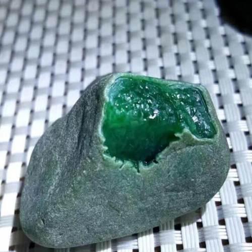 莫湾基各种皮壳表现,莫湾基翡翠原石黑蜡皮-第4张图片-翡翠网 莫湾基各种皮壳表现,莫湾基翡翠原石黑蜡皮-第4张图片-翡翠网