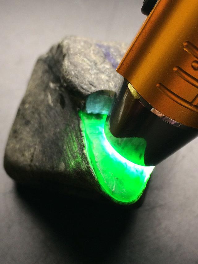 莫湾基各种皮壳表现,莫湾基翡翠原石黑蜡皮-第5张图片-翡翠网 莫湾基各种皮壳表现,莫湾基翡翠原石黑蜡皮-第5张图片-翡翠网