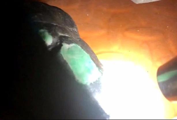 莫湾基各种皮壳表现,莫湾基翡翠原石黑蜡皮-第7张图片-翡翠网 莫湾基各种皮壳表现,莫湾基翡翠原石黑蜡皮-第7张图片-翡翠网