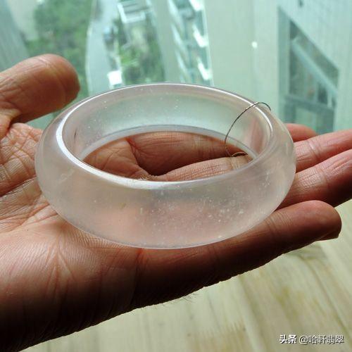 水膜和翡翠有什么区别翡翠水沫手镯-第7张图片-翡翠网 水膜和翡翠有什么区别翡翠水沫手镯-第7张图片-翡翠网