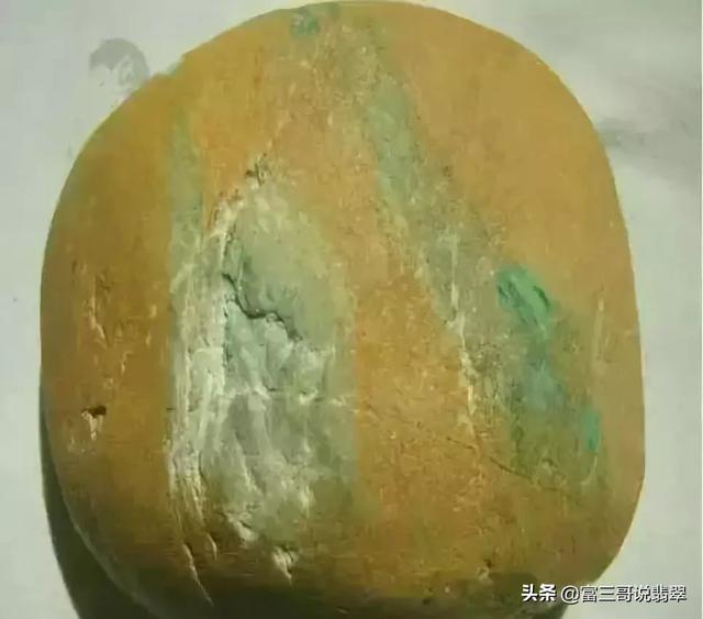 四川翡翠原石满绿,翡翠原石满绿观音-第9张图片-翡翠网 四川翡翠原石满绿,翡翠原石满绿观音-第9张图片-翡翠网