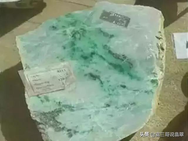 四川翡翠原石满绿,翡翠原石满绿观音-第10张图片-翡翠网 四川翡翠原石满绿,翡翠原石满绿观音-第10张图片-翡翠网