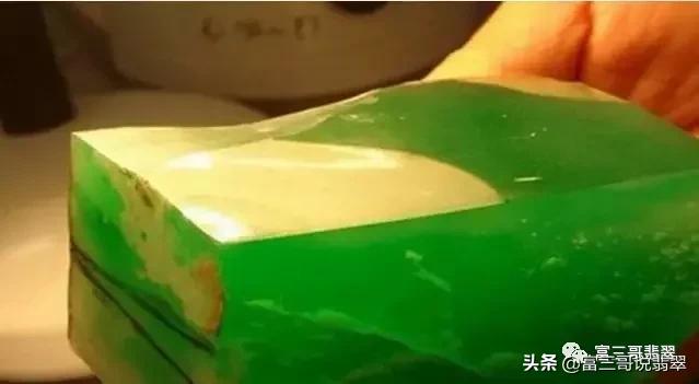 四川翡翠原石满绿,翡翠原石满绿观音-第11张图片-翡翠网 四川翡翠原石满绿,翡翠原石满绿观音-第11张图片-翡翠网