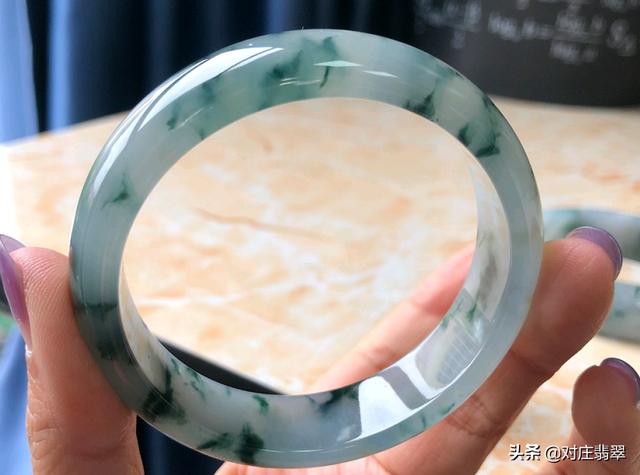 翡翠水草花手镯,翡翠手镯里有水草-第3张图片-翡翠网 翡翠水草花手镯,翡翠手镯里有水草-第3张图片-翡翠网