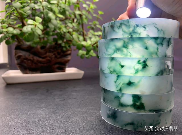 翡翠水草花手镯,翡翠手镯里有水草-第5张图片-翡翠网 翡翠水草花手镯,翡翠手镯里有水草-第5张图片-翡翠网