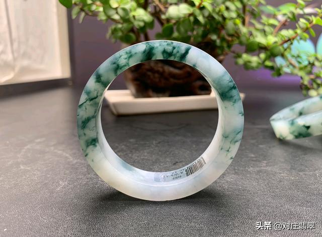 翡翠水草花手镯,翡翠手镯里有水草-第7张图片-翡翠网 翡翠水草花手镯,翡翠手镯里有水草-第7张图片-翡翠网