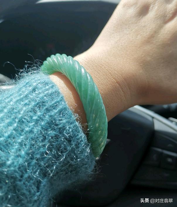 翡翠水草花手镯,翡翠手镯里有水草-第10张图片-翡翠网 翡翠水草花手镯,翡翠手镯里有水草-第10张图片-翡翠网