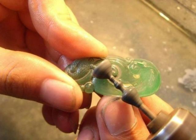 冰种翡翠设计到成品,翡翠如何从原石到成品-第3张图片-翡翠网 冰种翡翠设计到成品,翡翠如何从原石到成品-第3张图片-翡翠网