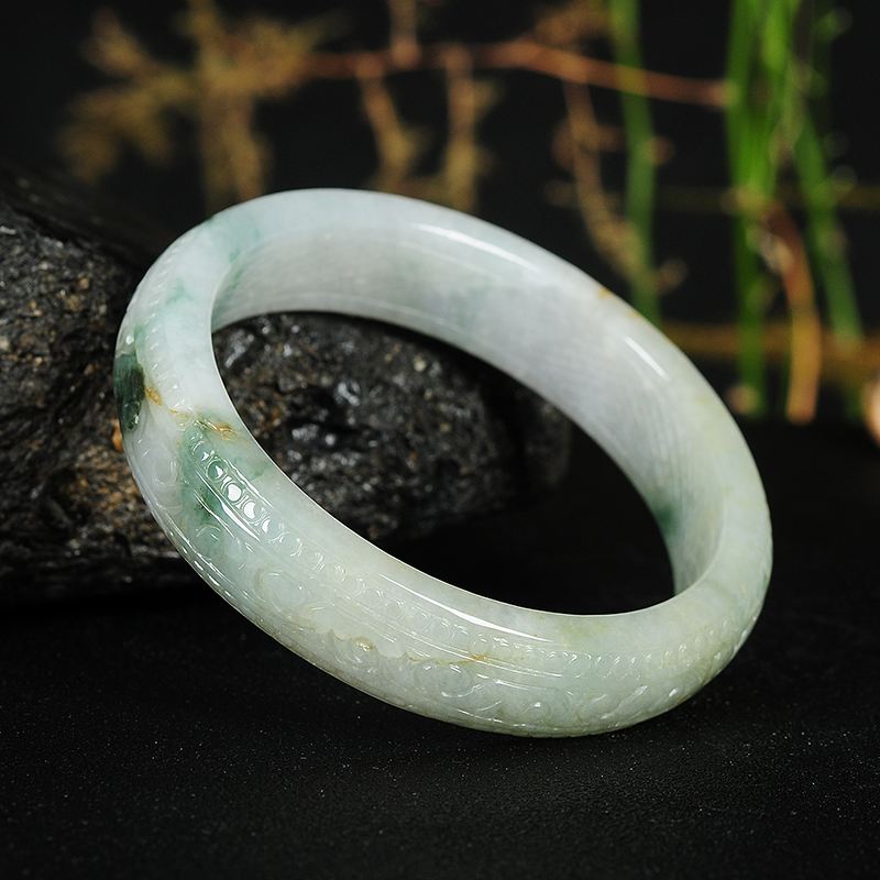 翡翠与和田玉哪个值钱羊脂玉手镯翡翠知识-第2张图片-翡翠网 翡翠与和田玉哪个值钱羊脂玉手镯翡翠知识-第2张图片-翡翠网