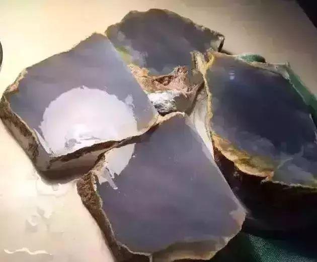 香格里拉的翡翠怎么样香格里拉老坑种翡翠原石辨别方法-第22张图片-翡翠网 香格里拉的翡翠怎么样香格里拉老坑种翡翠原石辨别方法-第22张图片-翡翠网