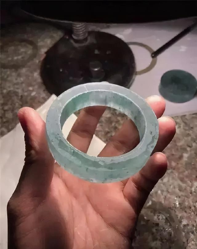 翡翠手镯裂纹,翡翠手镯上有一条裂痕多少钱-第10张图片-翡翠网 翡翠手镯裂纹,翡翠手镯上有一条裂痕多少钱-第10张图片-翡翠网