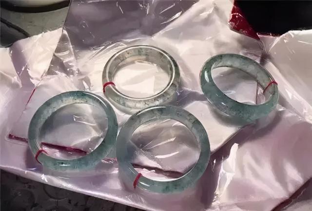 翡翠手镯裂纹,翡翠手镯上有一条裂痕多少钱-第14张图片-翡翠网 翡翠手镯裂纹,翡翠手镯上有一条裂痕多少钱-第14张图片-翡翠网