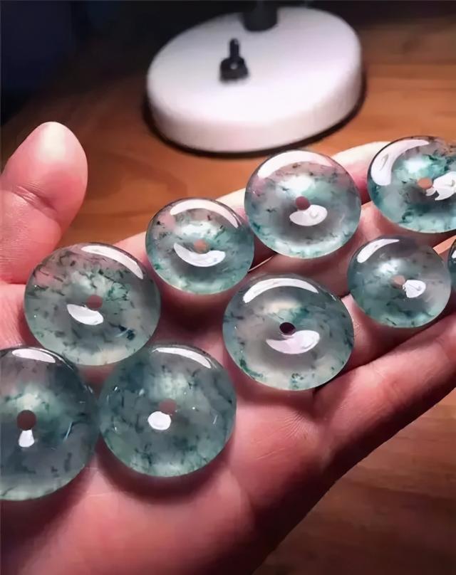 翡翠手镯裂纹,翡翠手镯上有一条裂痕多少钱-第15张图片-翡翠网 翡翠手镯裂纹,翡翠手镯上有一条裂痕多少钱-第15张图片-翡翠网