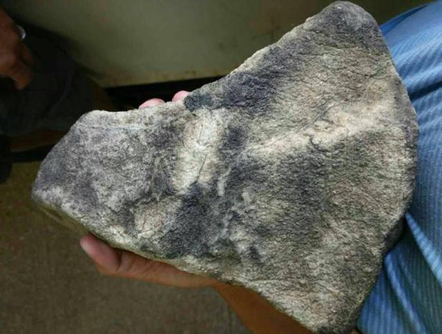 莫西沙打灯起黄雾说明什么翡翠原石赌石现场莫西沙-第3张图片-翡翠网 莫西沙打灯起黄雾说明什么翡翠原石赌石现场莫西沙-第3张图片-翡翠网